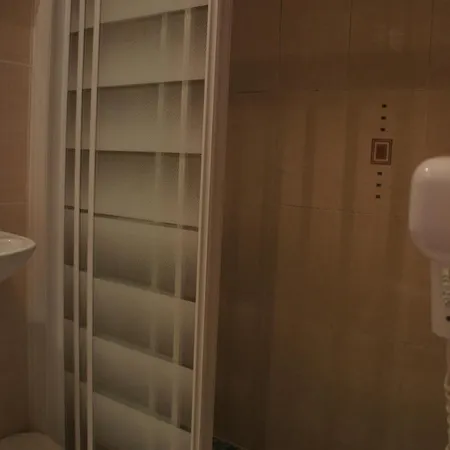 Hotel Edgar Quinet 2*