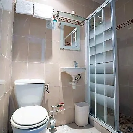 Hotel Edgar Quinet 2*