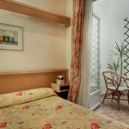 Edgar Quinet 2* Paris